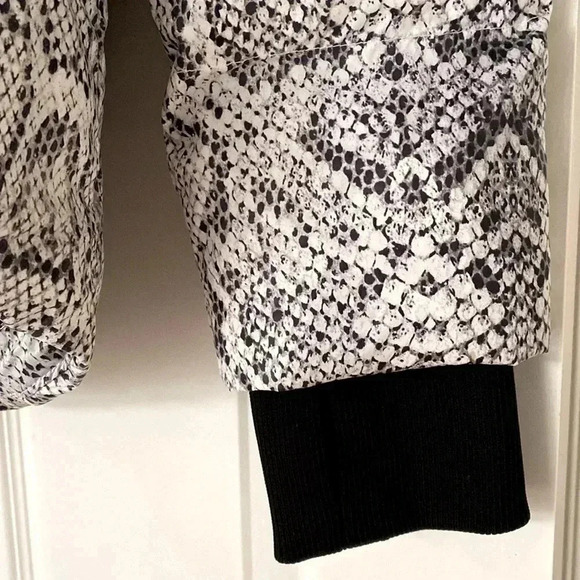 Varley Highland Puffer in Snakeskin - Picture 15 of 16